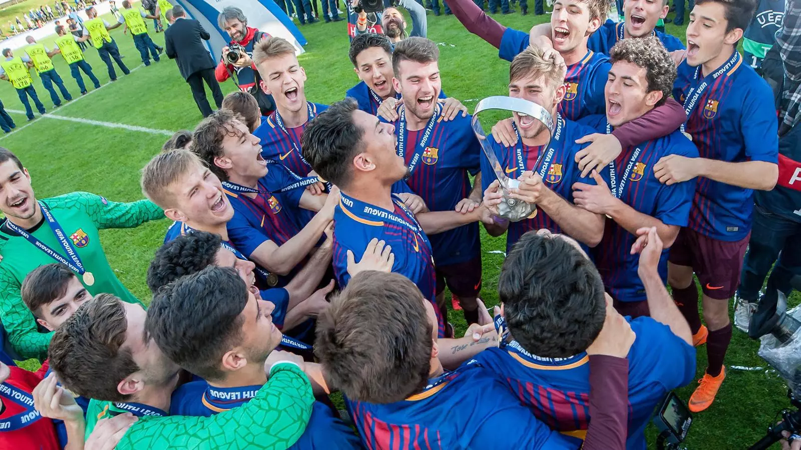 Els jugadors del juvenil A del Barça celebrant el títol de la Youth League.