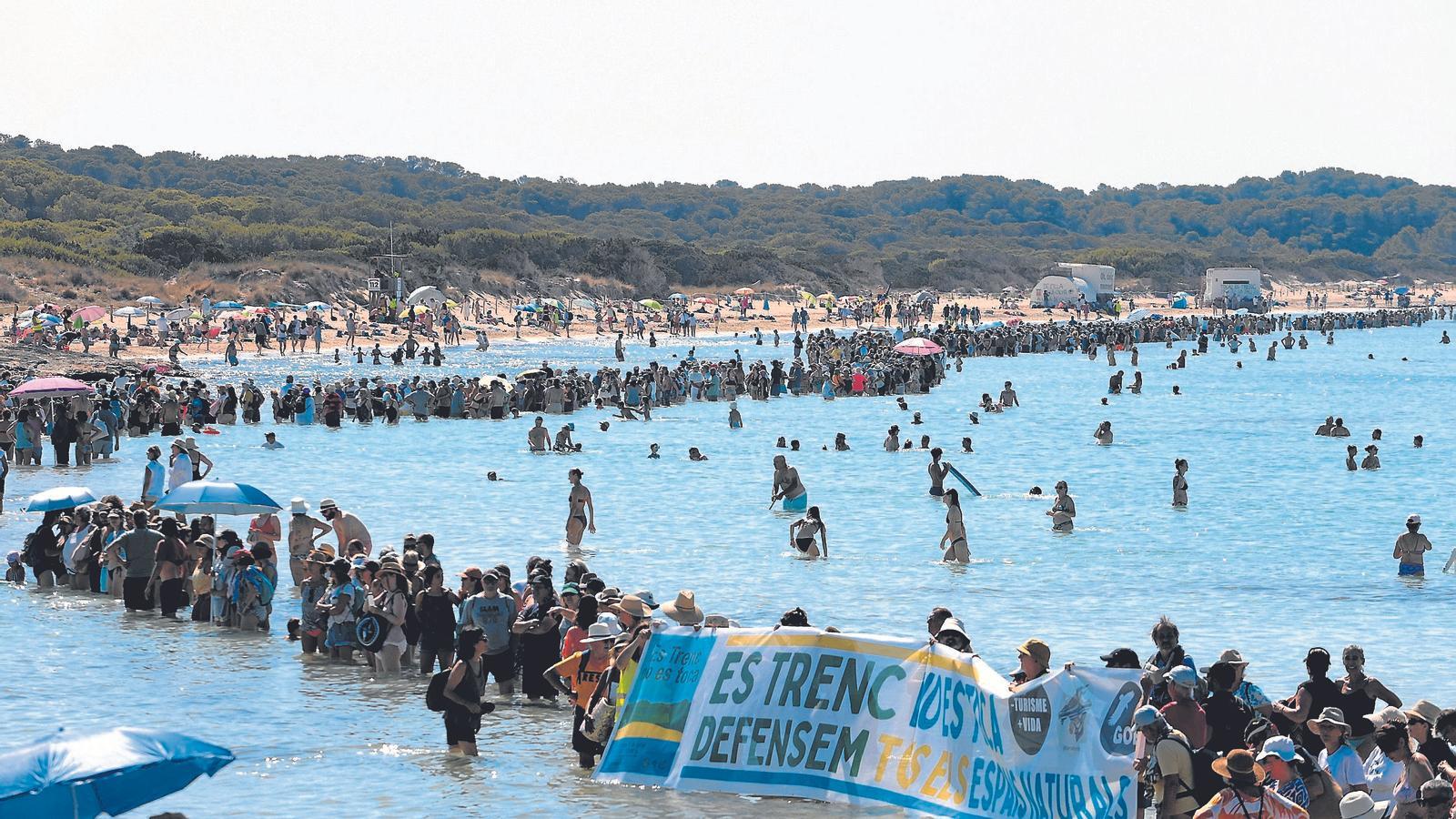 Cadena humana en defensa de la protecció del Trenc aquest 5 de juliol al Parc Natural del terme municipal de Campos.