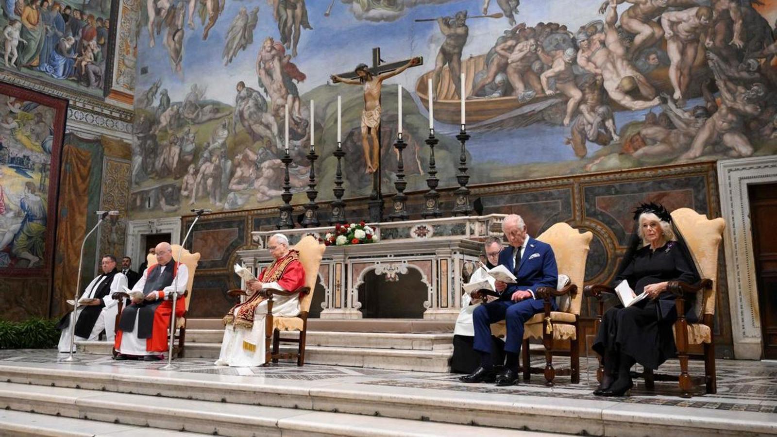 El papa León XIV, junto al rey Carlos y la reina Camilla, este jueves en la Capilla Sixtina