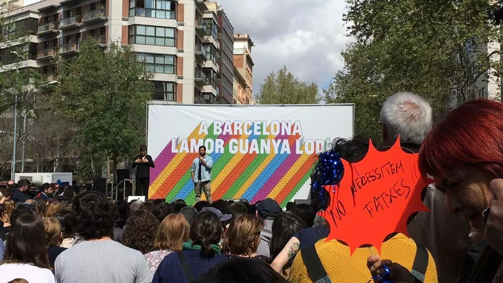La reacció: centenars de barcelonins rebutgen l'acte de l'ultra dreta a Barcelona