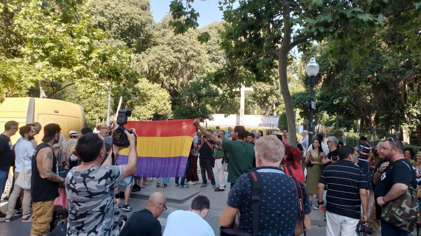 Diversos ciutadans concentrats davant de la creu del parc Ribalta de Castelló de la Plana