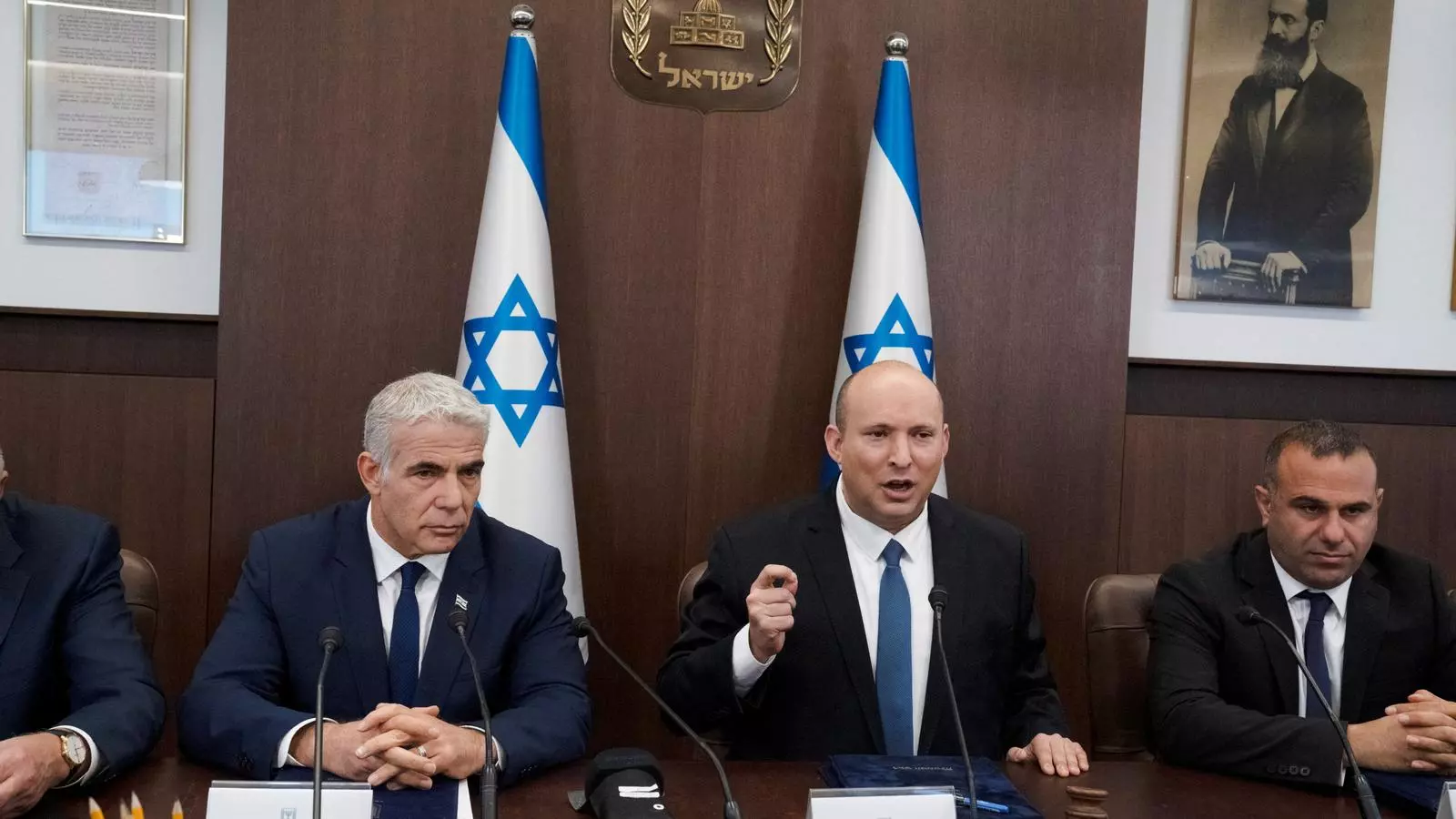 El primer ministre israelià Naftali Bennett (centre), diumenge en la compareixença posterior al consell de ministres.