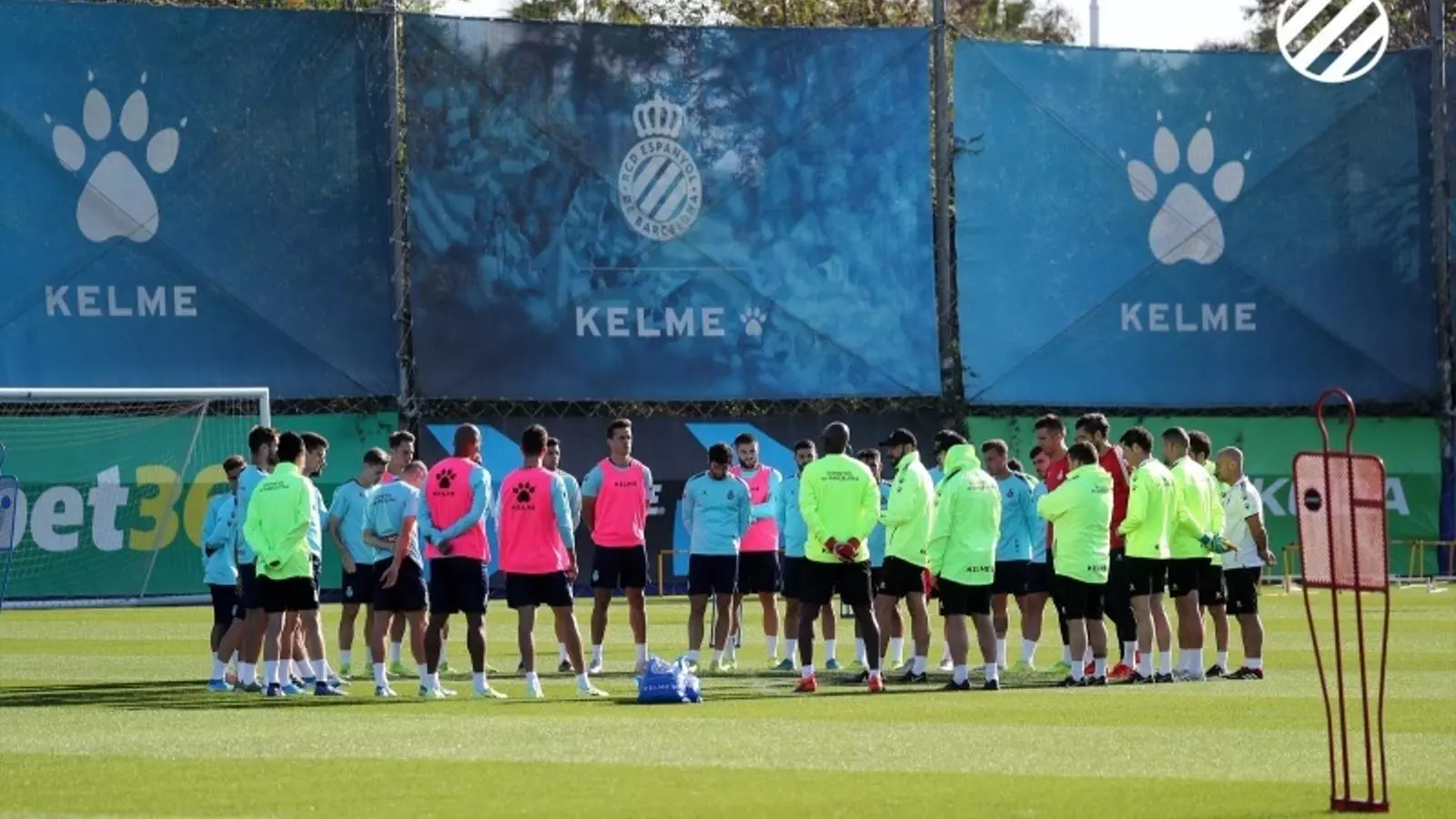 La plantilla de l'Espanyol, durant un entrenament a la Ciutat Esportiva