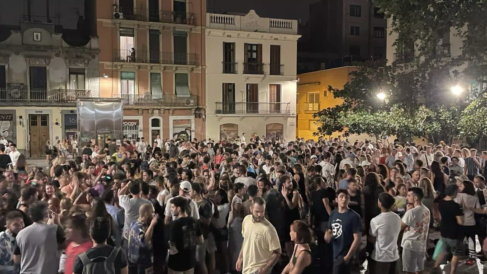 Aglomeración en la plaza del Sol de Barcelona, pasado el toque de queda