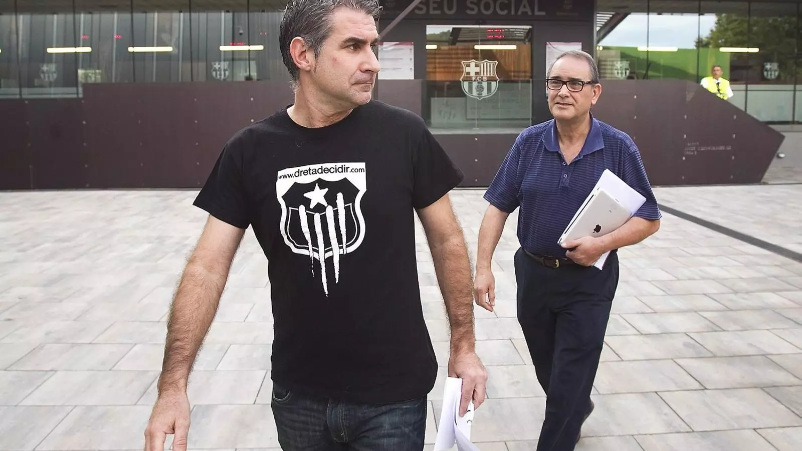 Jordi Cases i Joan Arnés quan van intentar aturar els nous estatuts.