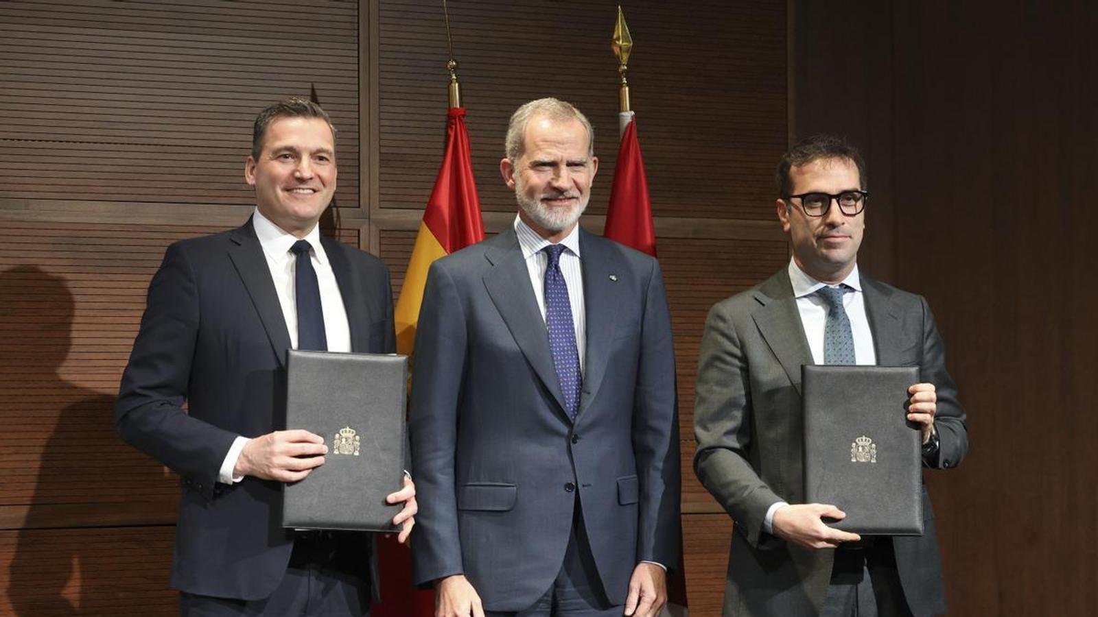 El rey de España, Felipe VI (en medio), con el ministro de Economía español, Carlos Cuerpo (derecha) y el ministro de Innovación canadiense, Evan Salomon, este miércoles en Toronto.