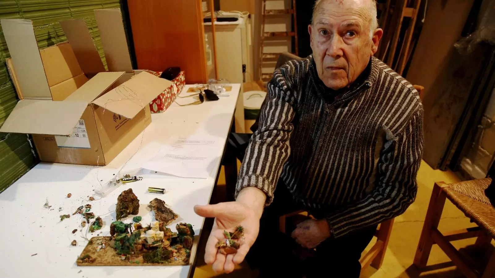 Antoni Bargalló mostra trossos del pessebre destrossat