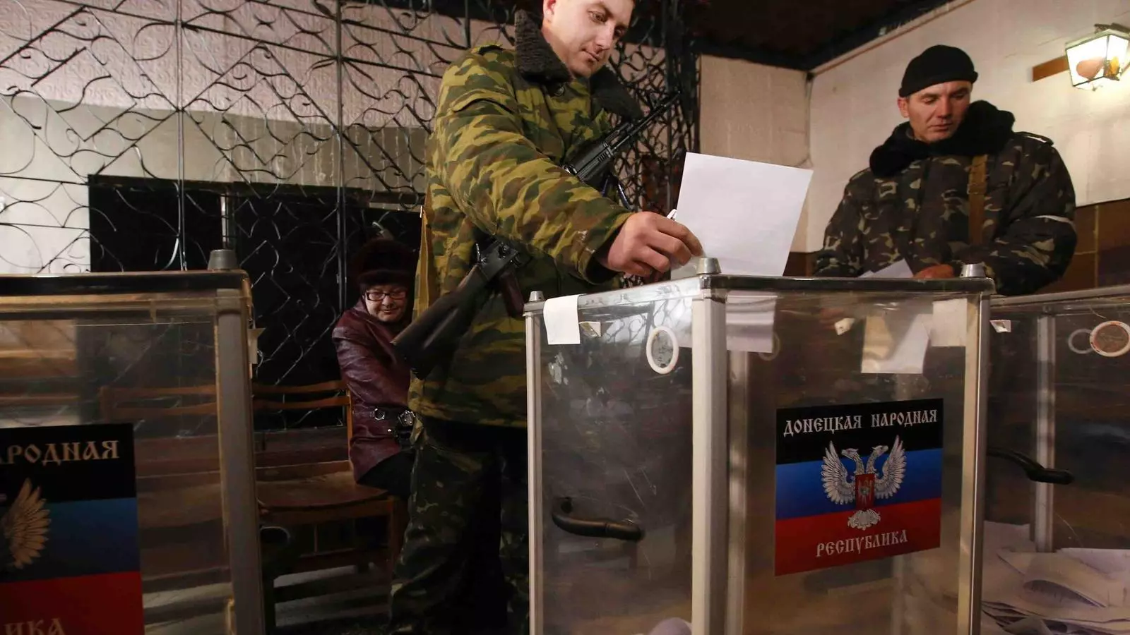 Un separatista pro-rus emet el seu vot a les eleccions legislatives de diumenge a l'autoproclamada república popular de Donetsk. MAXIM ZMEYEV / REUTERS