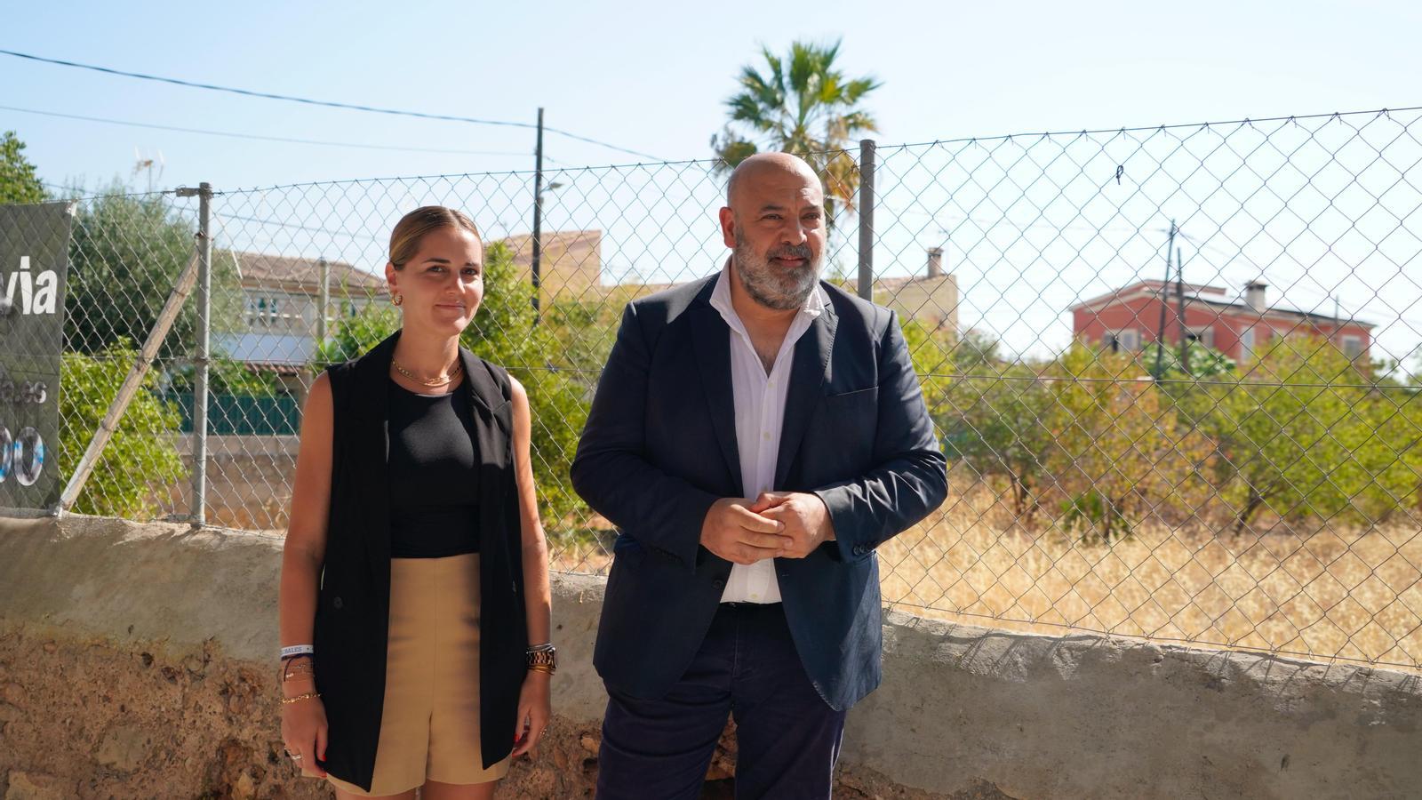 El primer edil de Cort ha realizado una visita esta mañana a la barriada acompañado por la teniente de alcalde Lourdes Roca