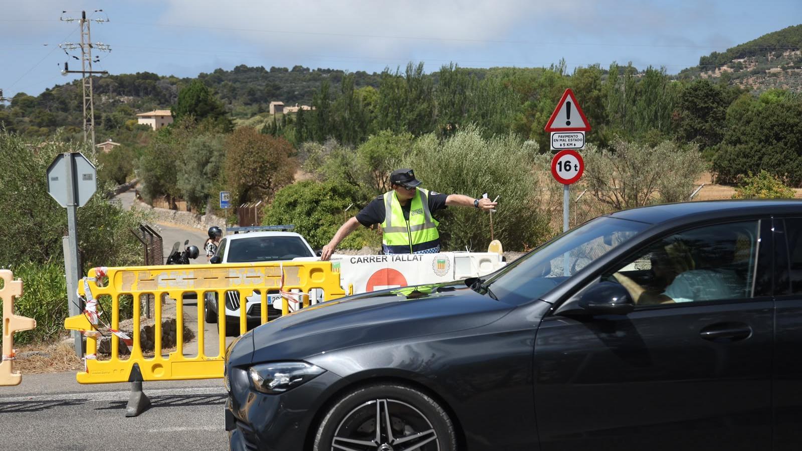 Agents de la Policia Local prohibint el pas a les zones tancades.
