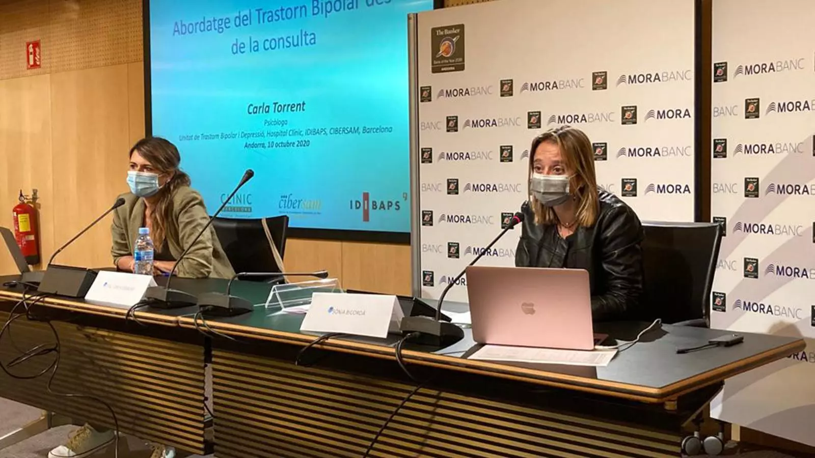 La ponent, Carla Torrent, juntament amb la secretària de la Junta de Govern del COPSIA, Sònia Bigordà, durant la jornada. / ANA