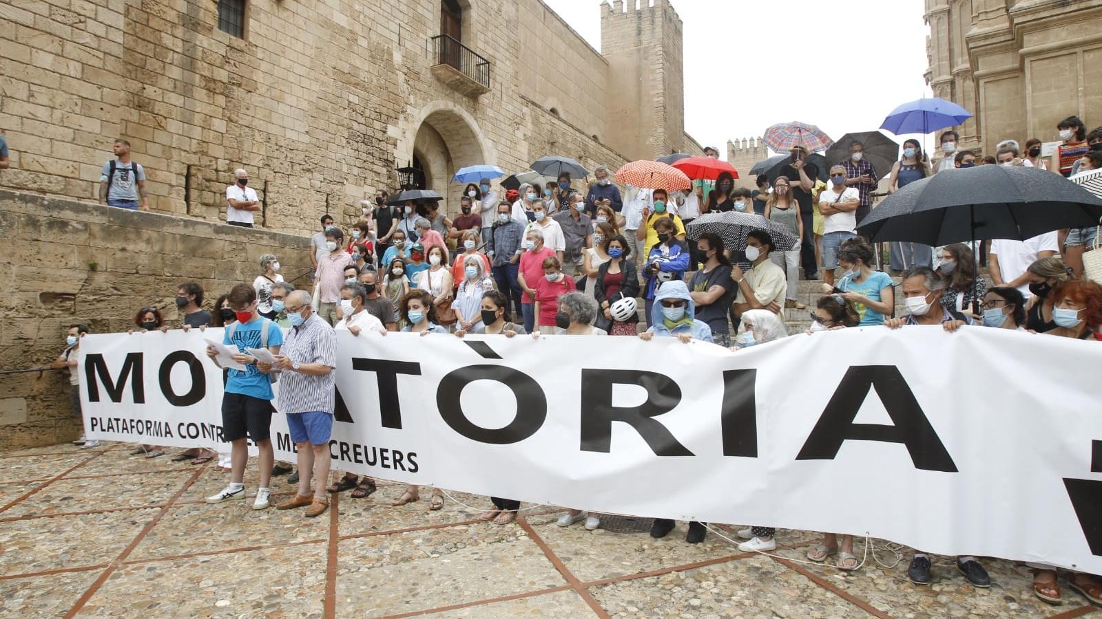 Mig centenar de persones protesten contra l'aixecament del vet als creuers a Palma.