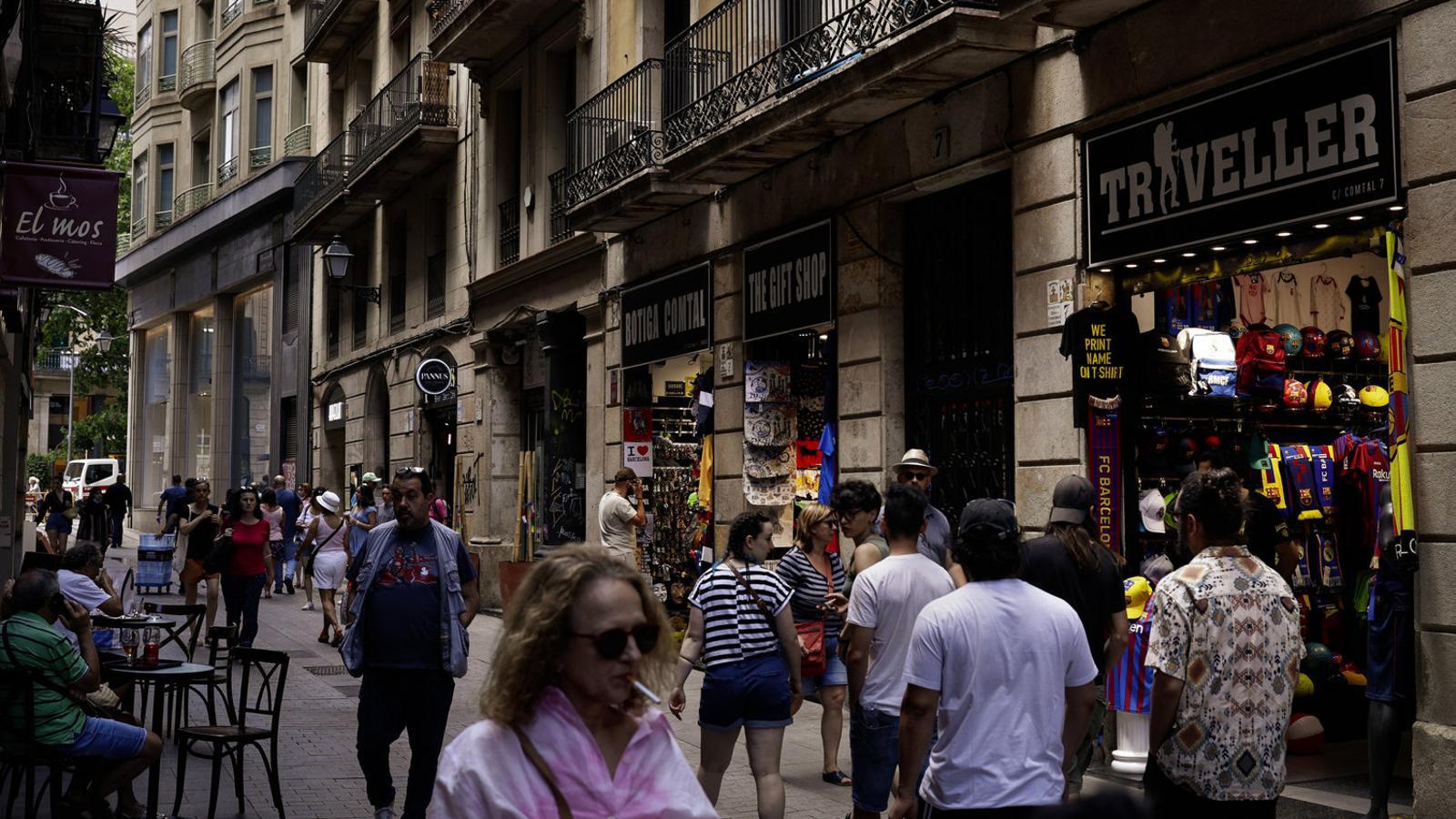 Algunes de les botigues de souvenirs del carrer Comtal, al Barri Gòtic de Barcelona.