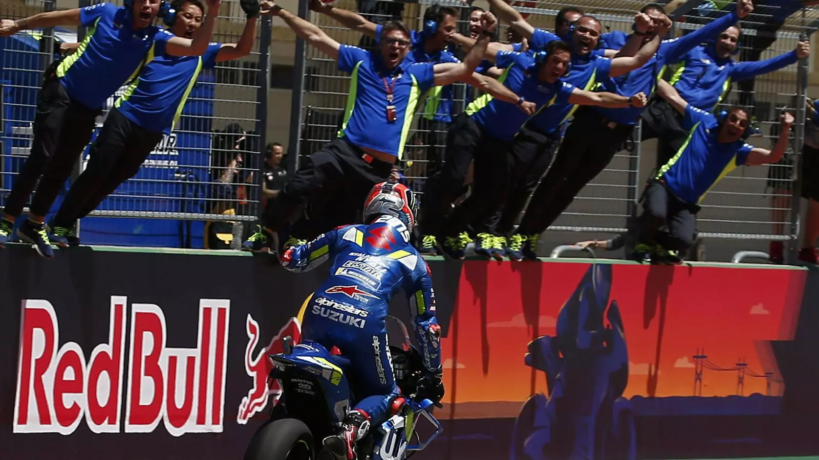 Rins celebrant amb els membres del seu equip el triomf als Estats Units, on va superar Valentino Rossi.