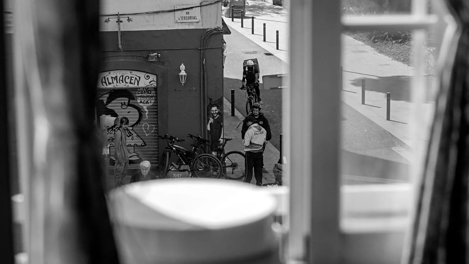 La finestra indiscreta del Jordi Roviralta, al barri de Gràcia, a Barcelona, des d'on fotografia un grup de repartidors de menjar a domicili amb les seves bicicletes. Ells no poden confinar-se ni fer teletreball