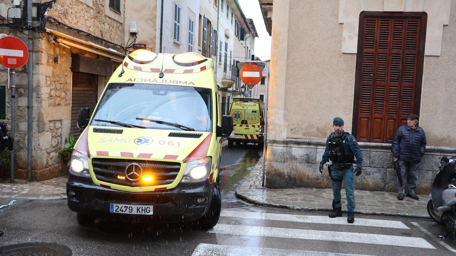 Ambulància amb dispositius policials