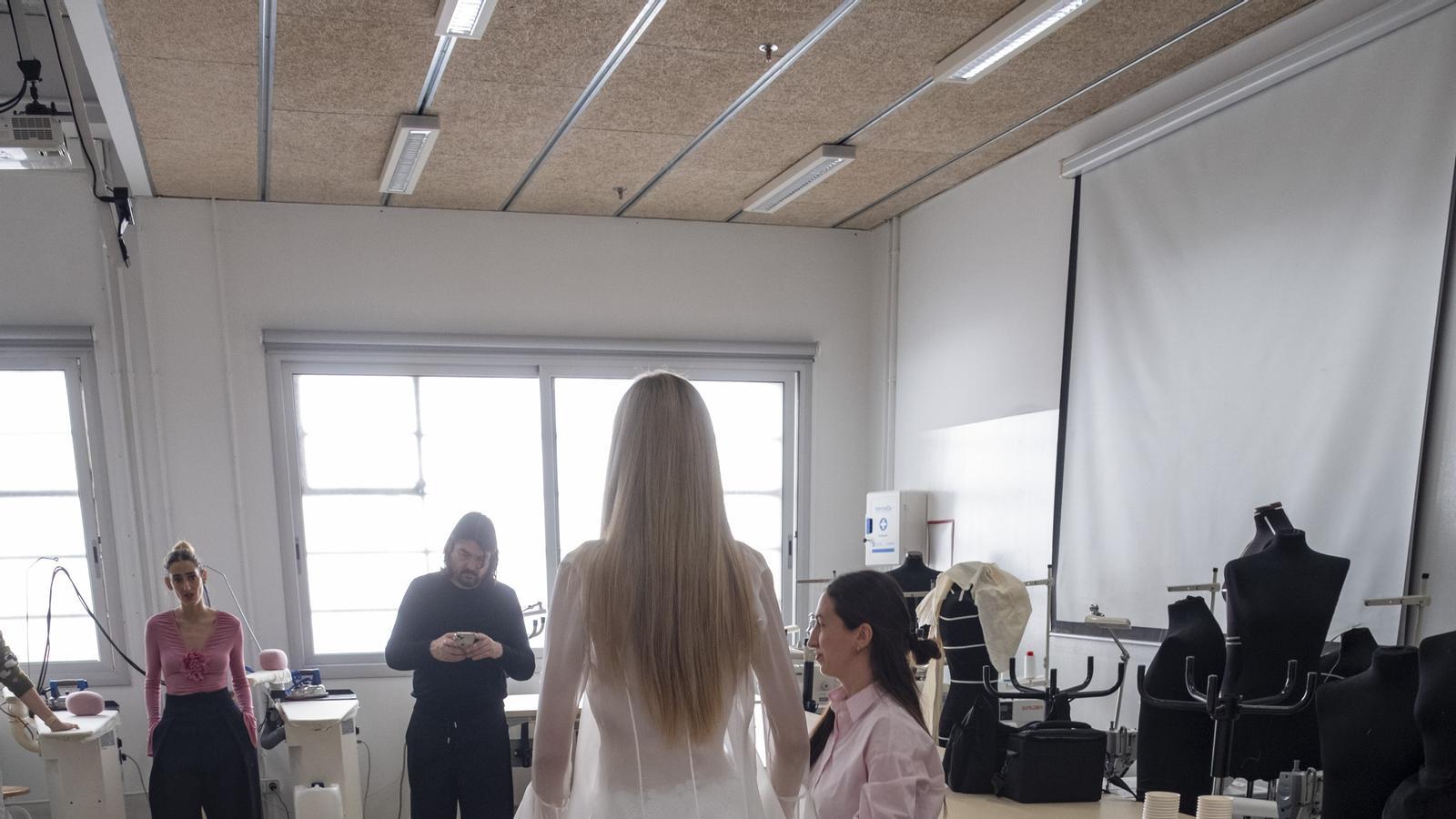 El diseñador Stephane Rolland asesora a estudiantes de moda de Barcelona para que participen en su desfile de la Barcelona Bridal Fashion Week 2026.