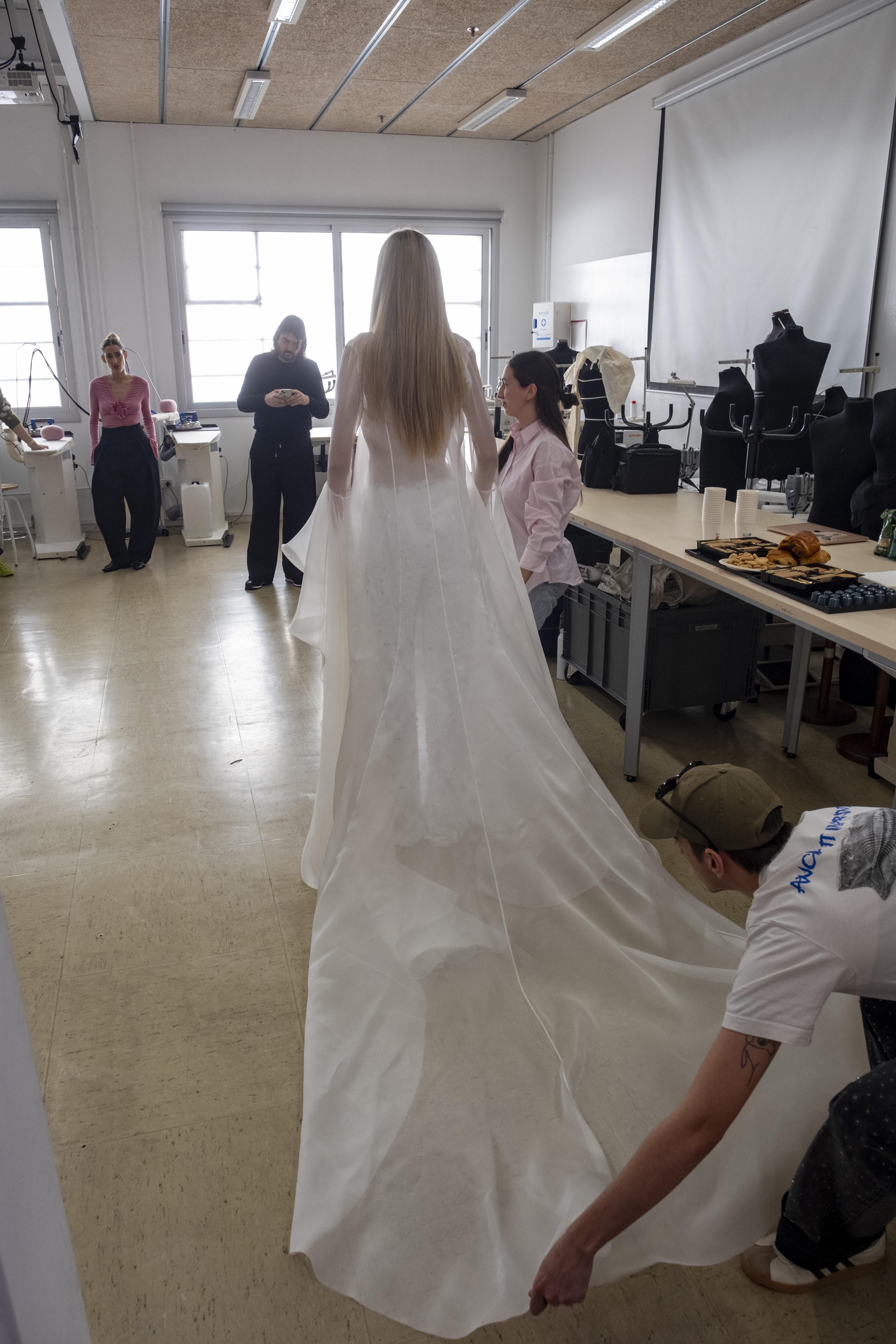 El dissenyador Stephane Rolland assessora estudiants de moda de Barcelona perquè participin a la seva desfilada de la Barceloa Bridal Fashion Week 2026.