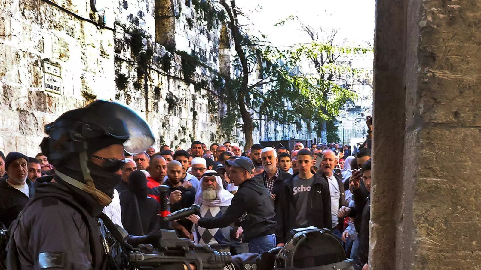 Agents israelians immobilitzen un home palestí a l’exterior de la mesquita d’Al-Aqsa.