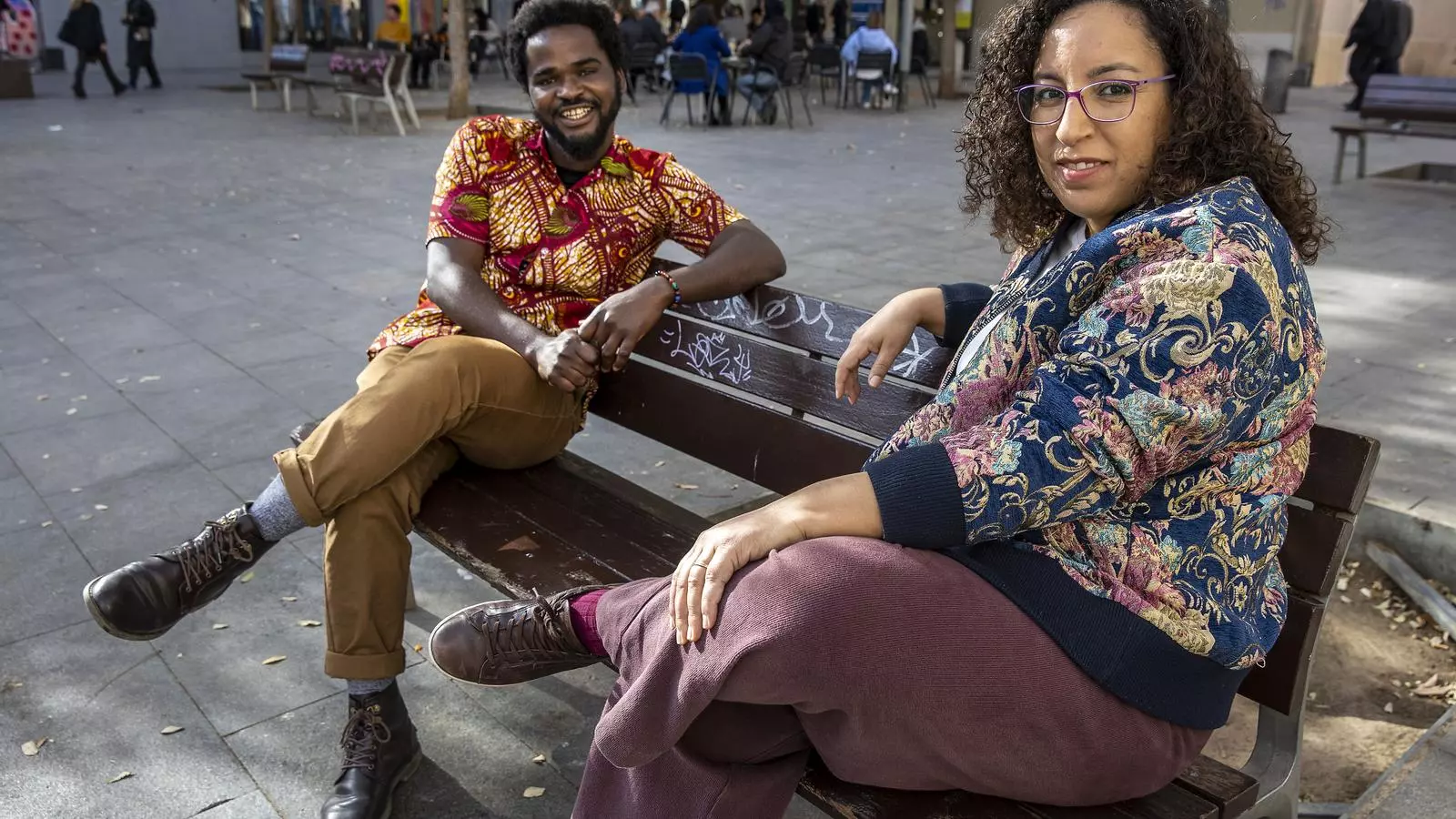 Aliou Diallo entrevista la escritora Najat El Hachmi en el barrio de Gràcia de Barcelona