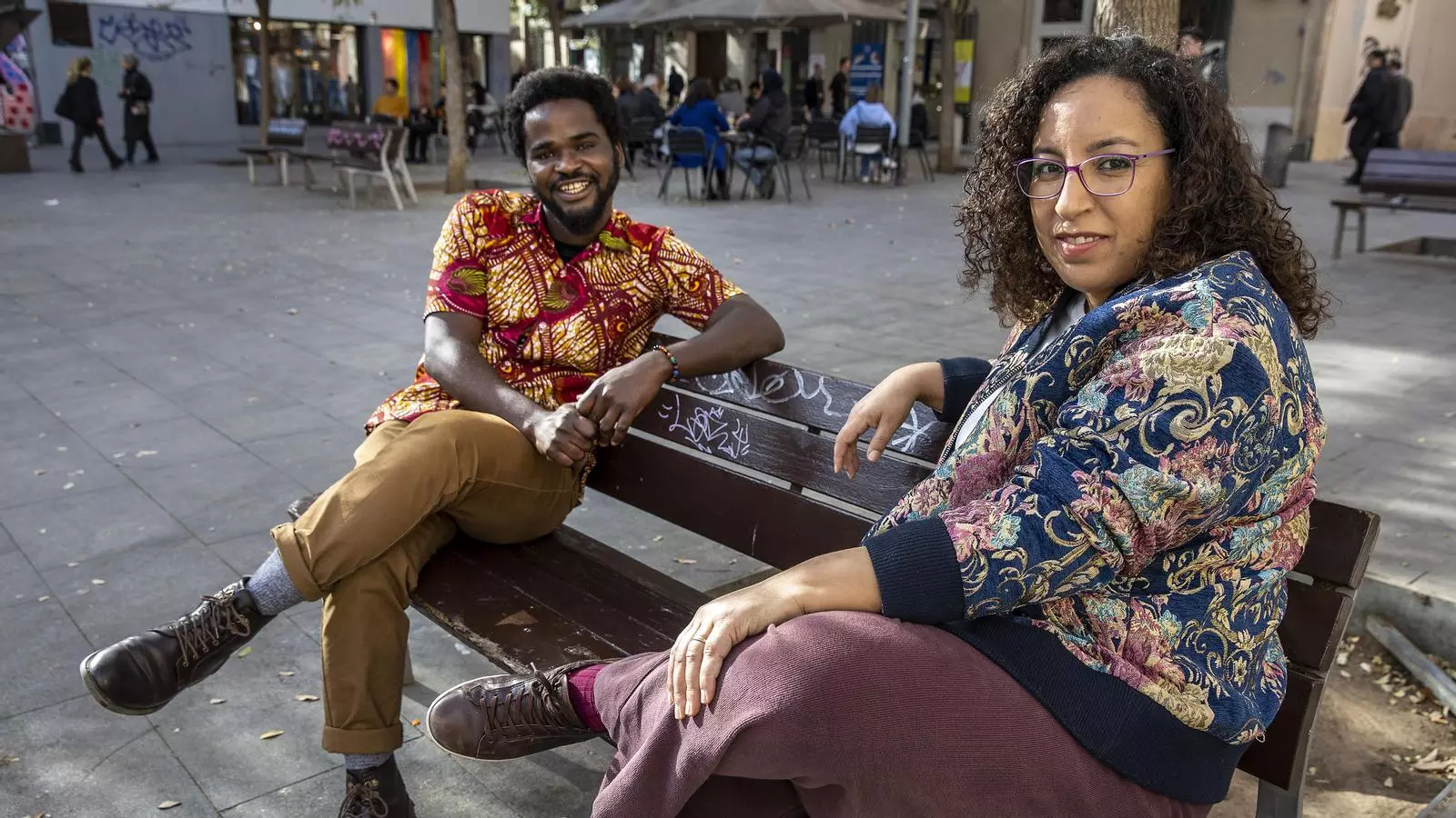 Aliou Diallo entrevista l'escriptora Najat El Hachmi al barri de Gràcia de Barcelona