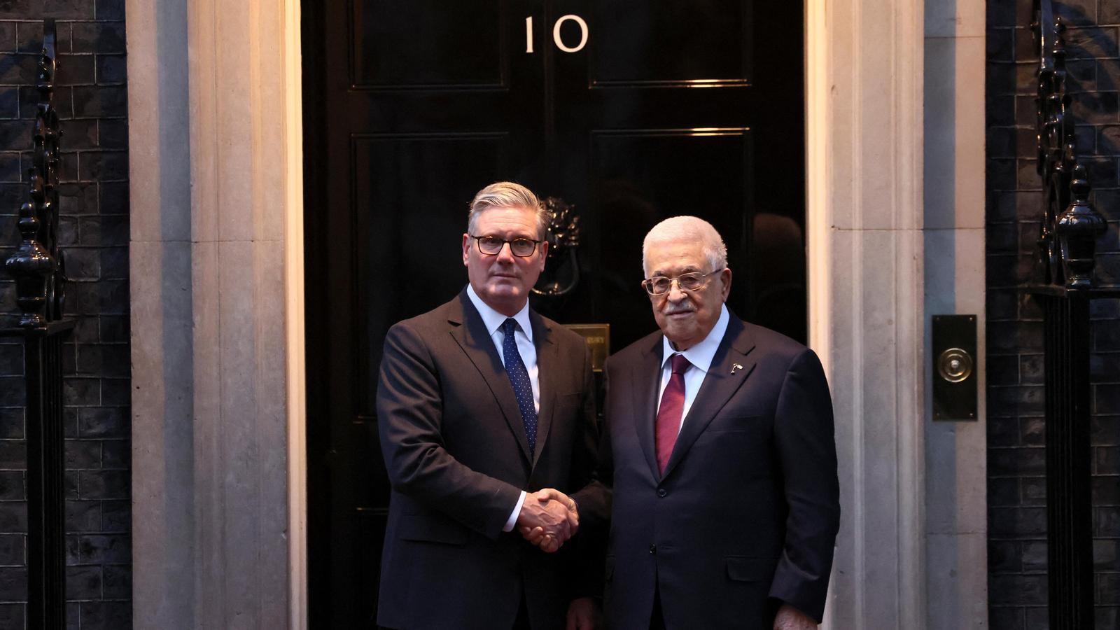 Keir Starmer y el presidente de la Autoridad Palestina, Mahmoud Abbas, esta tarde en Downing Street.
