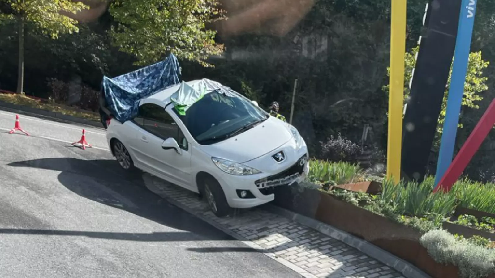 El vehicle encallat a la illeta de la carretera de l'Obac