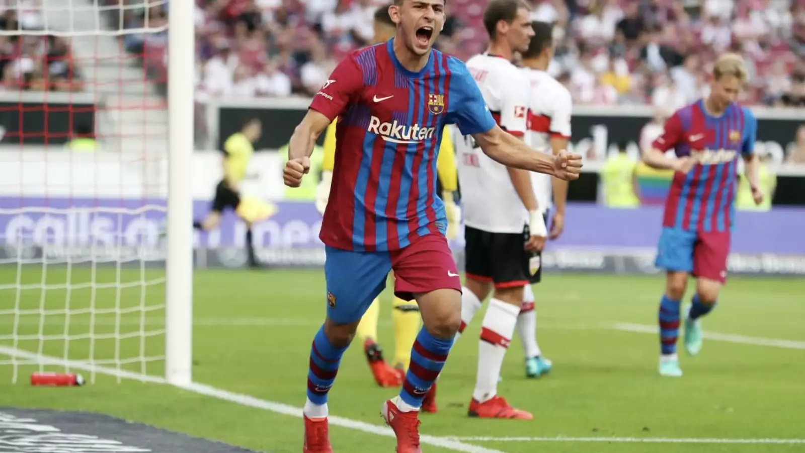 Yusuf Demir celebrando su gol contra el Stuttgart en un amistoso de pretemporada