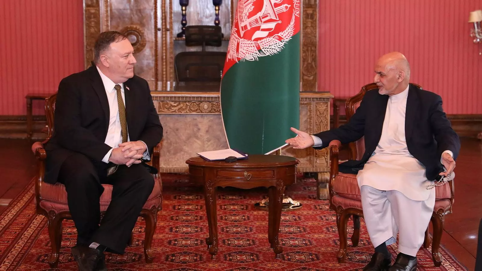El secretari d'Estat nord-americà, Mike Pompeo, amb el president afganès, Aixraf Ghani, aquest dilluns a Kabul