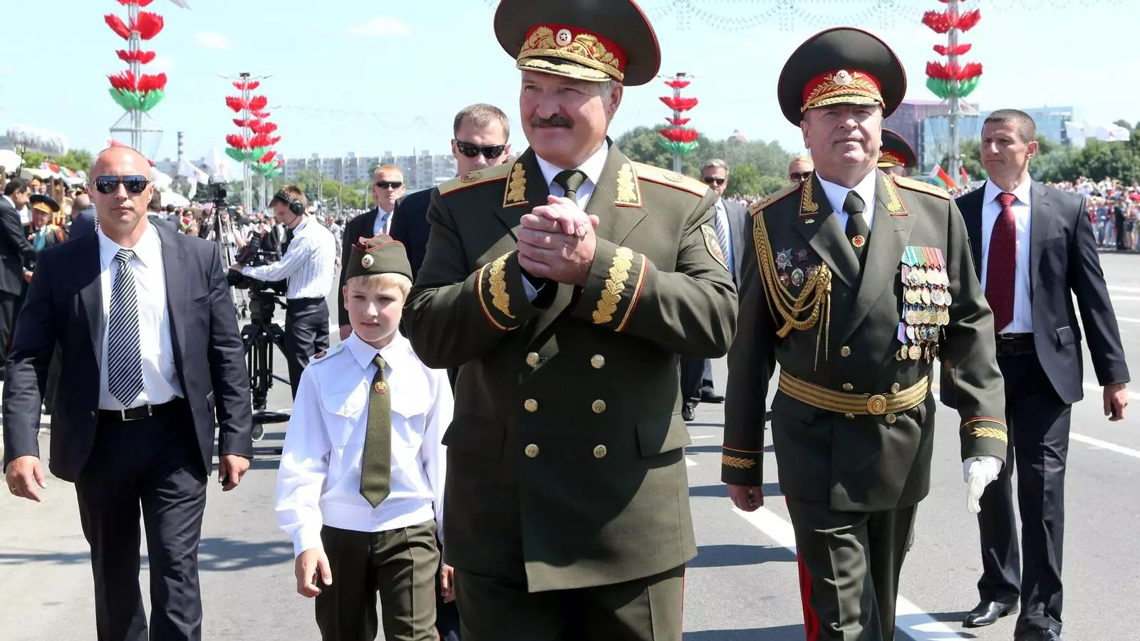 El president bielorús, Aleksandr Lukaixenko, i el seu fill Nikolay, en una imatge de 2013. NIKOLAI PETROV / AFP