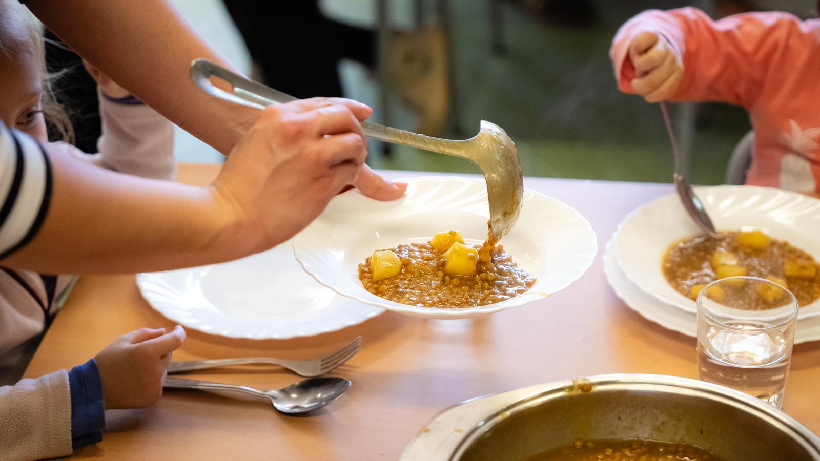 Un plato de lentejas en un comedor escolar.