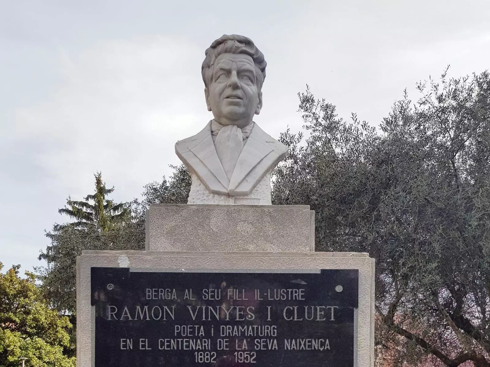 Bust dedicat a Ramon Vinyes, ubicat a Berga, la seva ciutat natal
