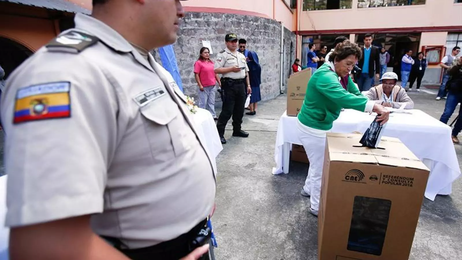 Un policia observa les votacions en un geriàtric de Quito.