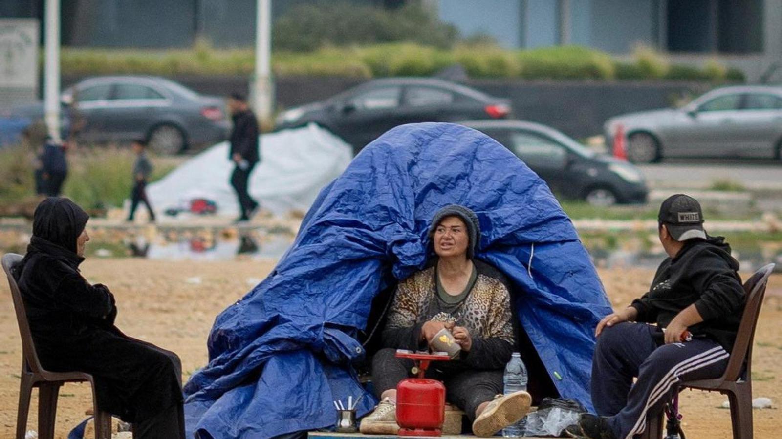 Una mujer sentada en el interior de su tienda en un campamento temporal para desplazados en Beirut.