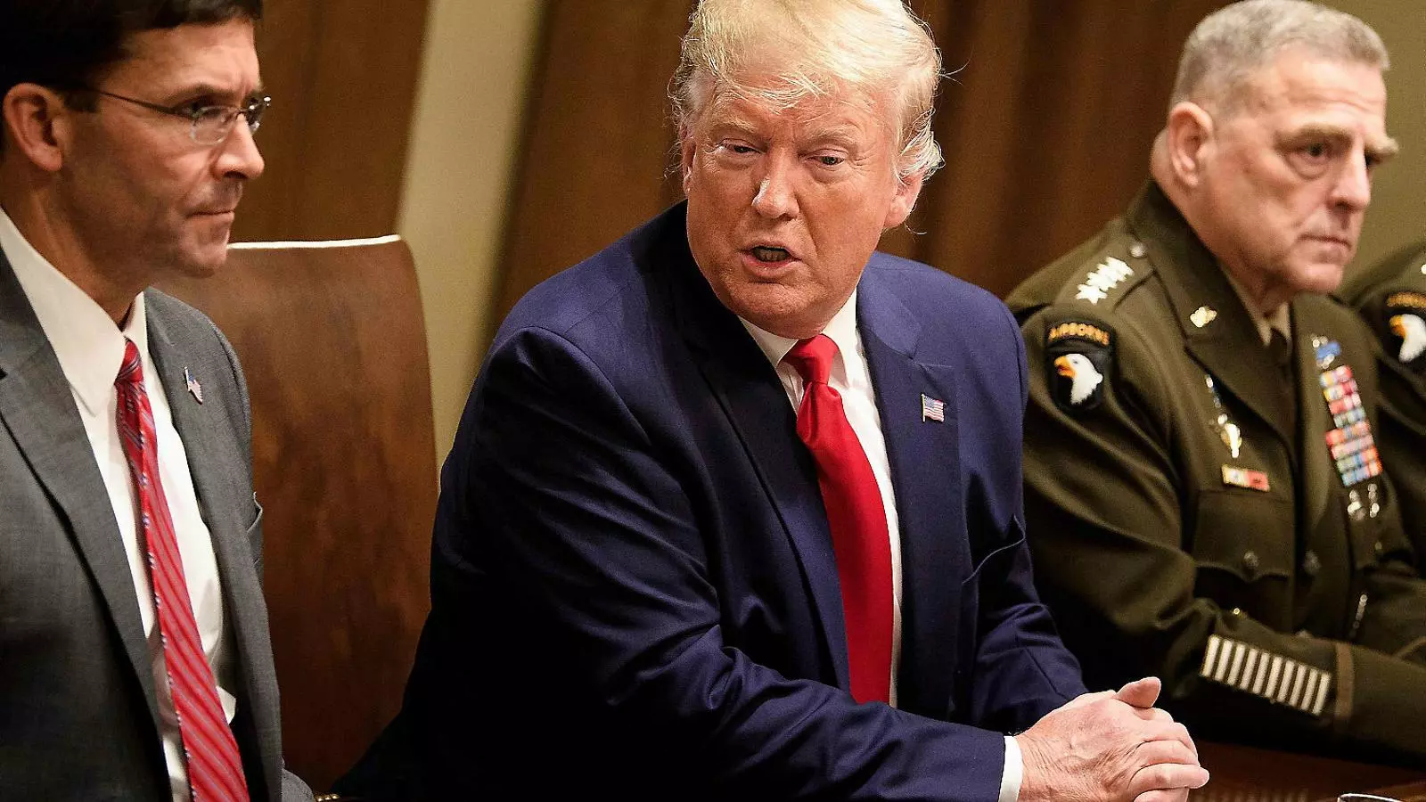 Donald Trump parlant amb el secretari de Defensa, Mark Esper.