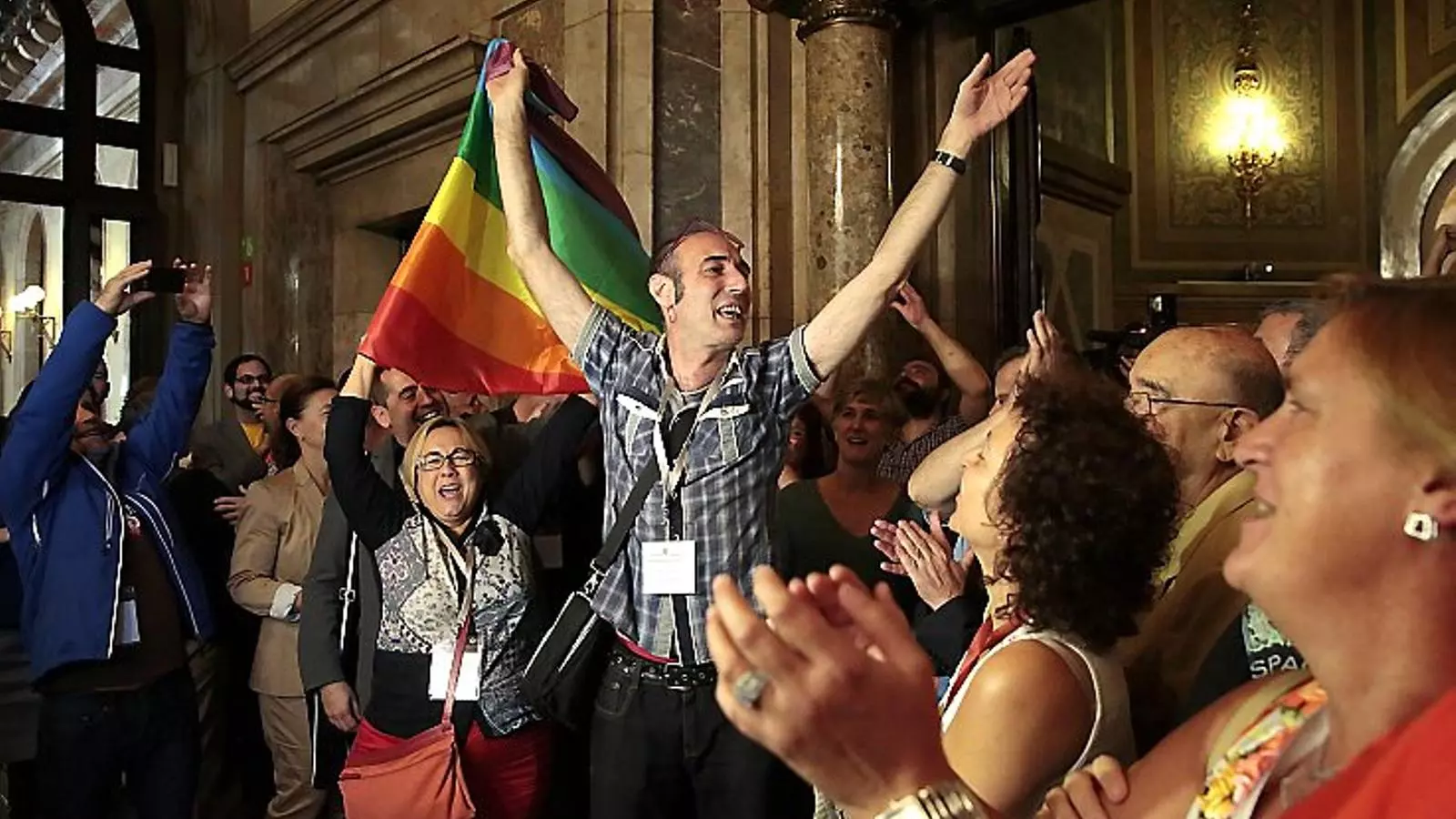 JORNADA HISTÒRICA PER AL COL·LECTIU
Membres d’entitats de defensa dels drets de les persones LGBT celebrant al Parlament l’aprovació de la llei. Al centre, Eugeni Rodríguez, portaveu del Front d’Alliberament Gai de Catalunya, que va destacar que “per fi s’acaba la impunitat” i que Catalunya “serà el primer país del món que castiga l’homofòbia”.