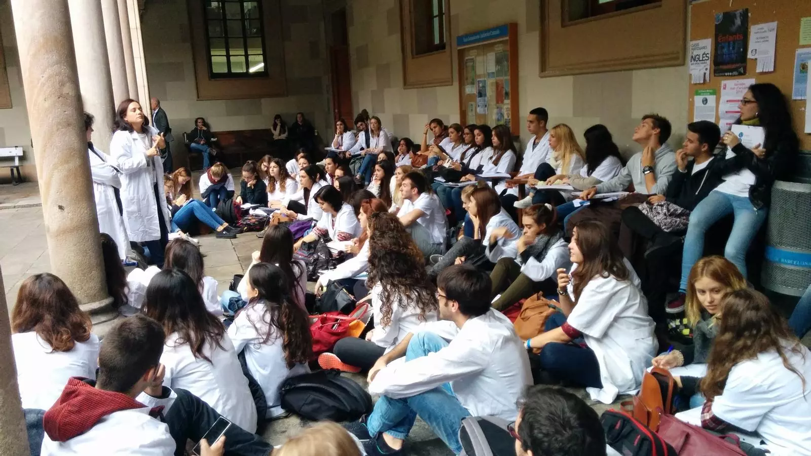 Estudiants de la facultat d'infermeria fent classes a la seu de la UB