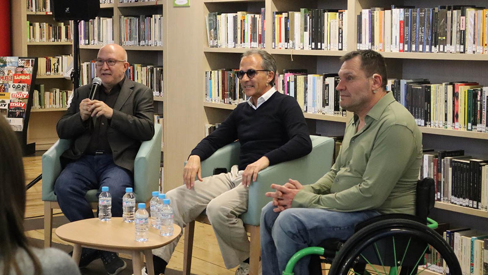 El moderador, Sergi Mas, el periodista, Christian García, i l’esportista olímpic, Albert Llovera.