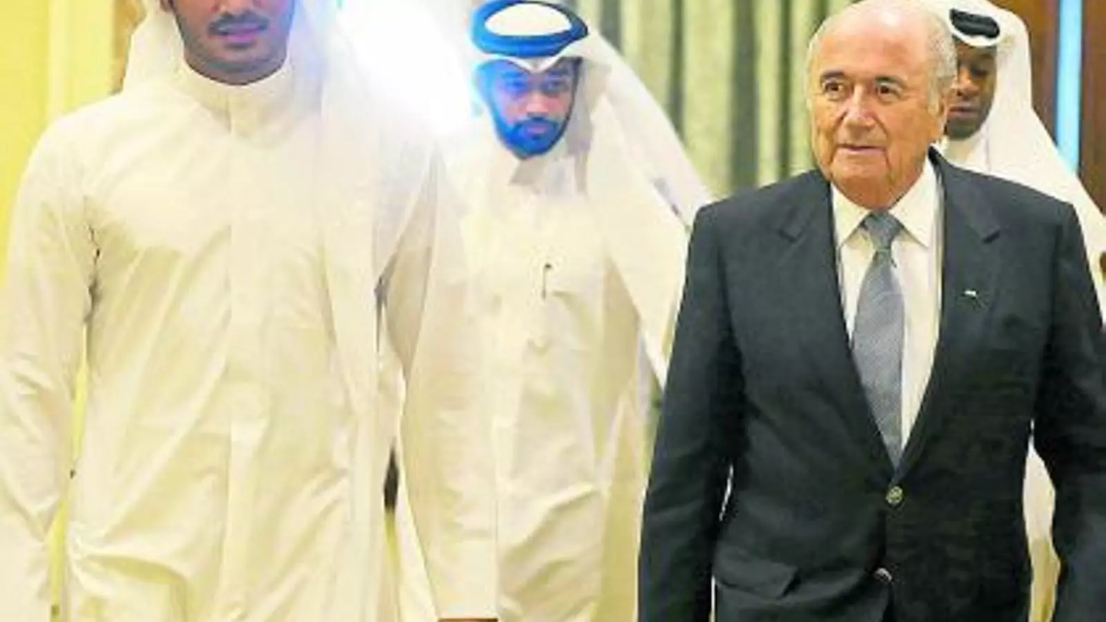 El president de la FIFA, Joseph Blatter, s'ha reunit amb el xeic Mohammed al-Thani per tractar el tema dels drets laborals.