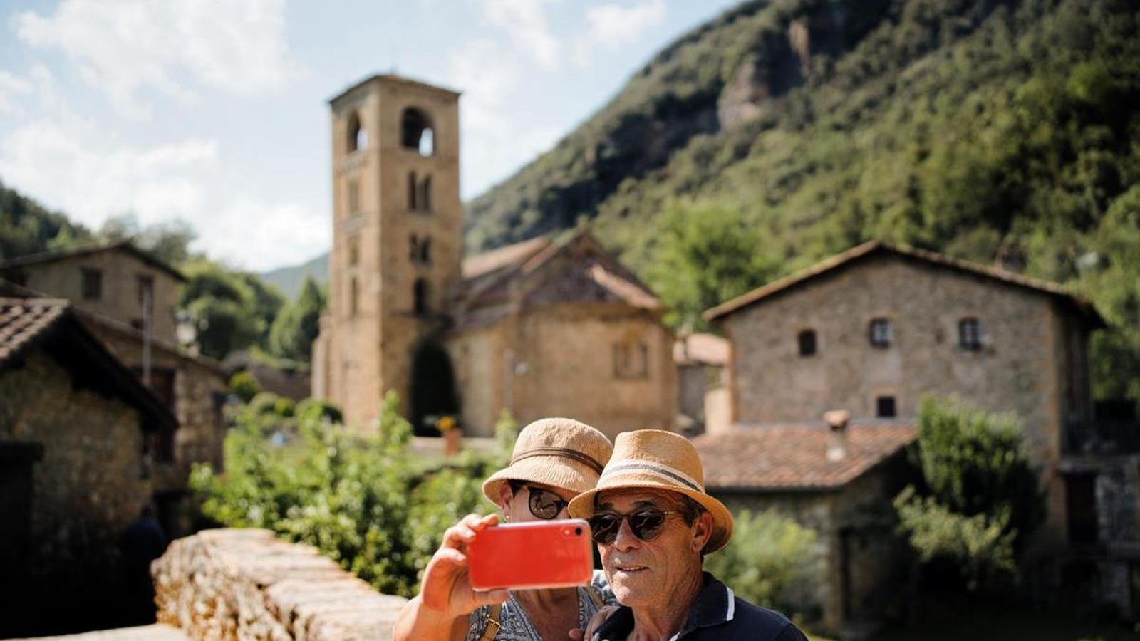 Una pareja de jubilados turistas en Beget, Girona.