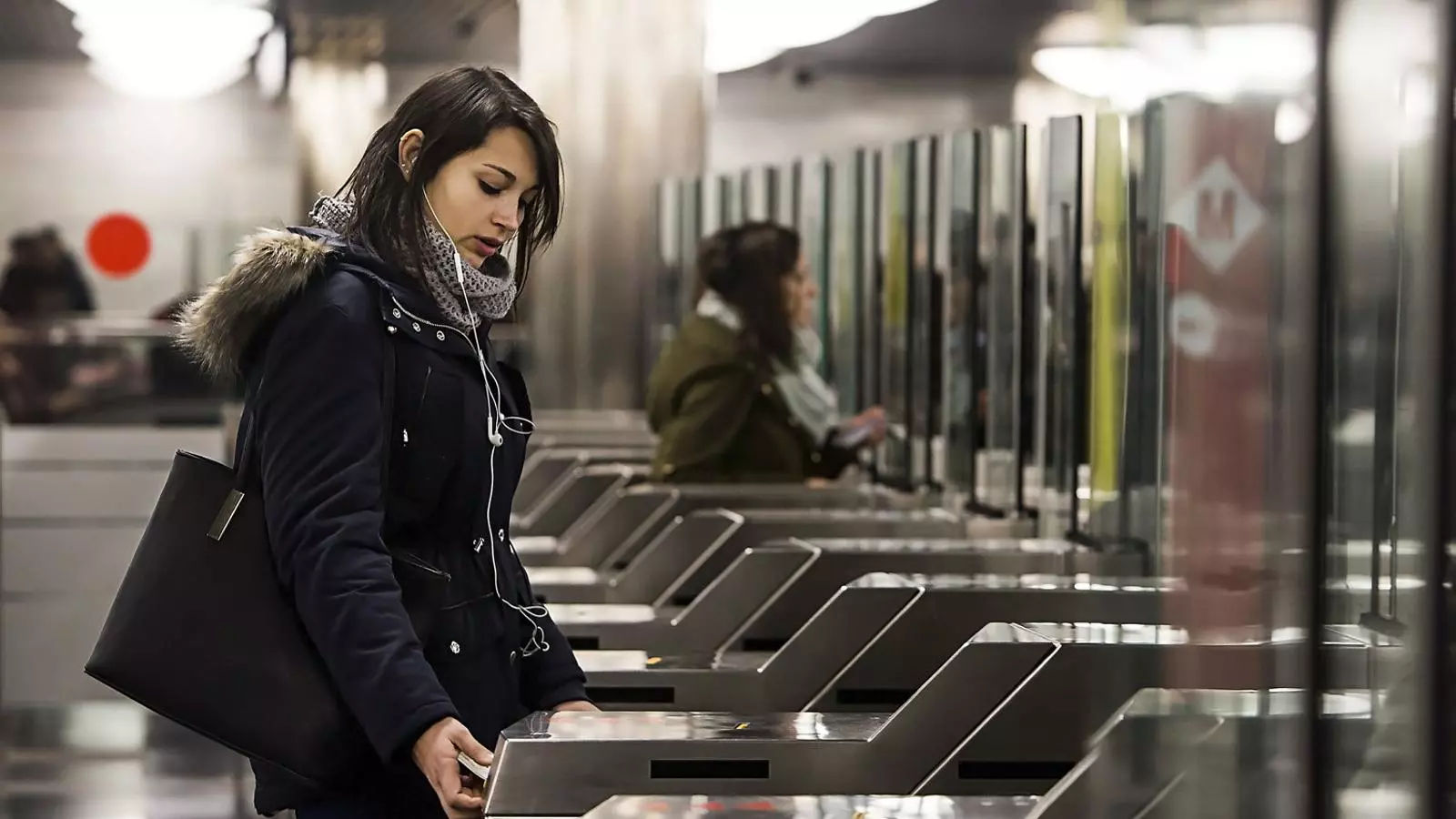Algunes de les màquines de validar del metro estan quedant obsoletes.