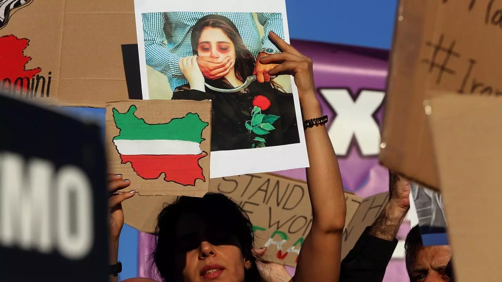 Manifestació a Atenes en protesta per la mort de Mahsa Amini a mans de la policia de la moral iraniana.