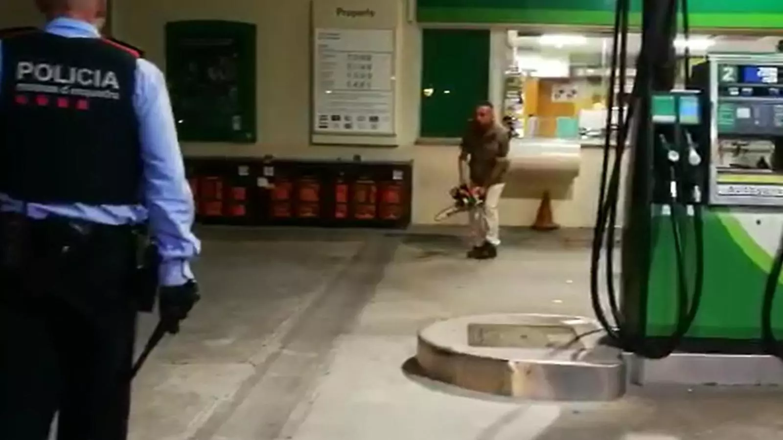 Imatges de l'home amb la motoserra i el matxet a la gasolinera amenaçant els agents