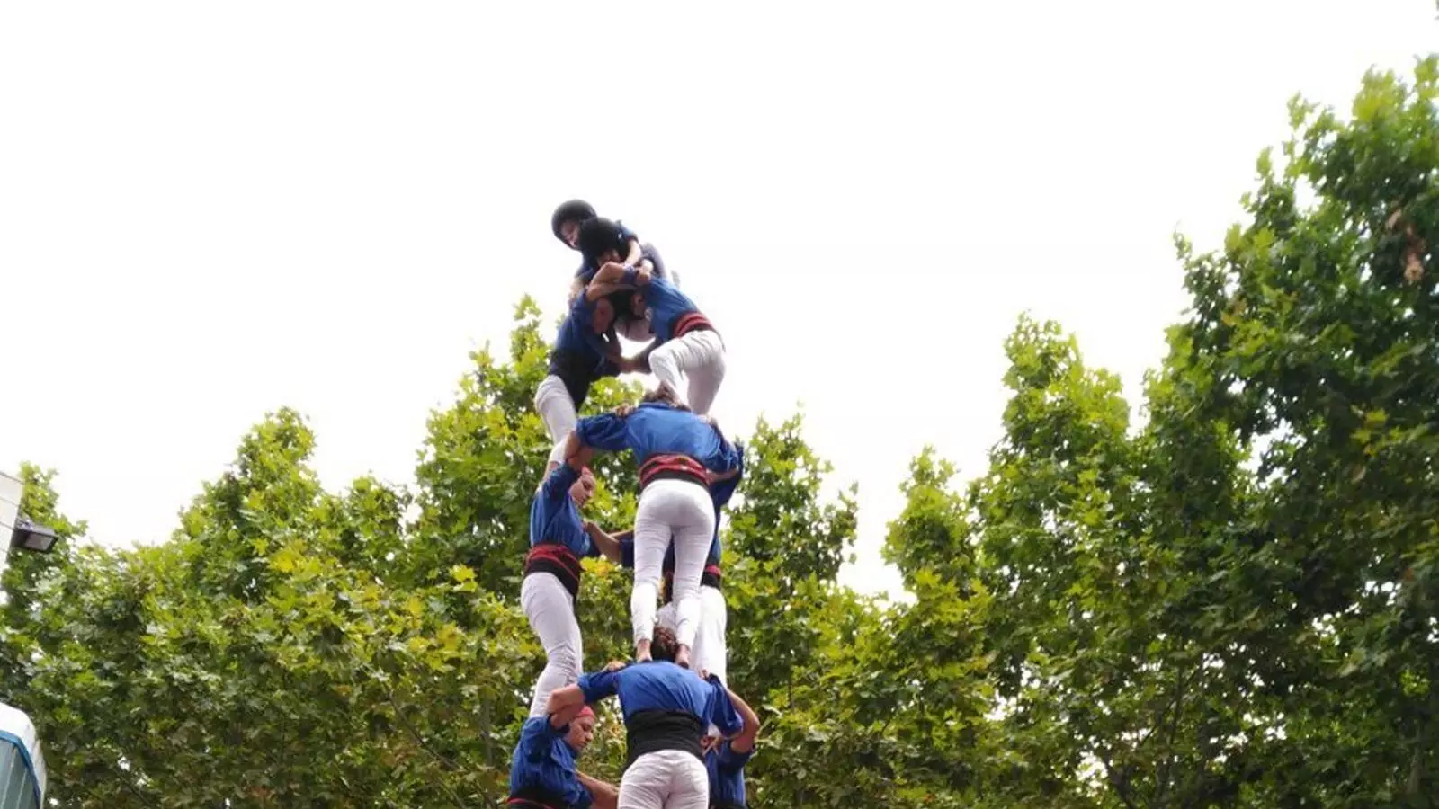 Els Castellers d'Esplugues descarreguen el 3d8 en el seu primer intent