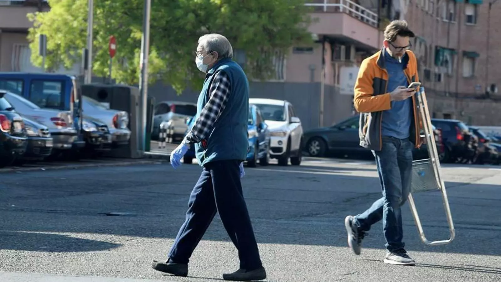 Dos veïns del barri madrileny de de Vallecas aquest dissabte passejant pel carrer