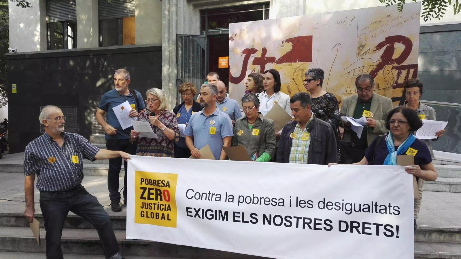 Els representants de la plataforma Pobresa Zero, en la lectura del manifest aquest migdia