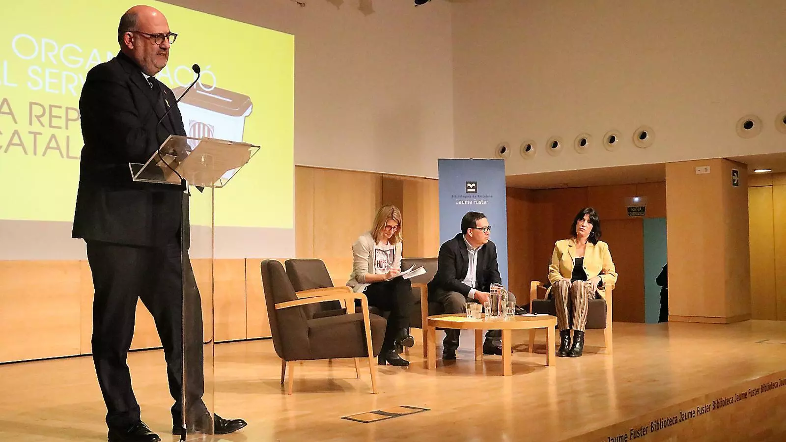 El portaveu adjunt de JxCat, Eduard Pujol (dret), la consellera Elsa Artadi, l’advocat Jaume Alonso-Cuevillas i qui va ser candidata de JxCat Pilar Calvo ahir a l’acte de la Crida a Gràcia, a Barcelona.