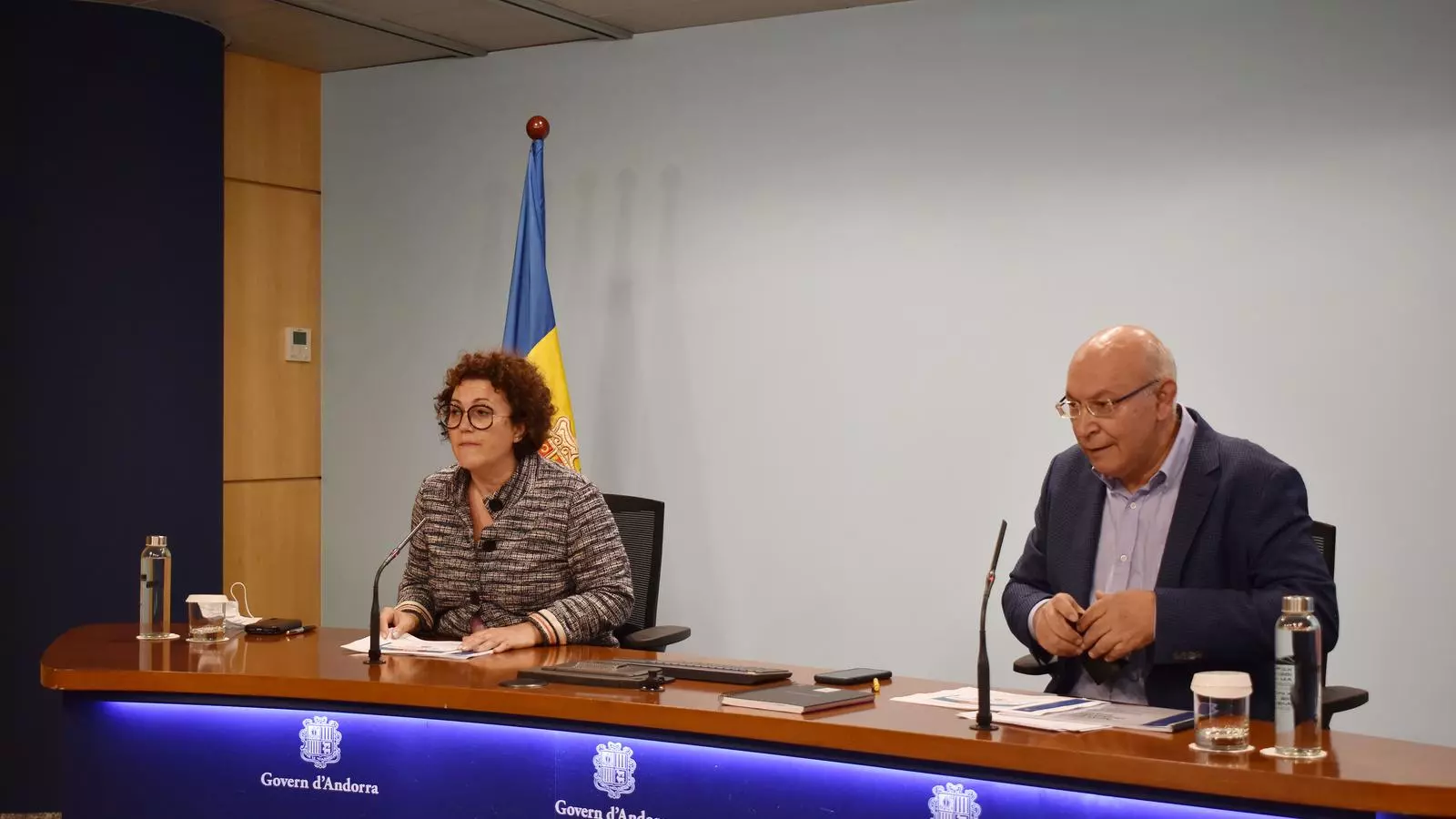 La ministra d'Afers Socials, Joventut i Igualtat, Judith Pallarés, i el director del departament d'Afers Socials i Joventut, Joan Carles Villaverde, durant la presentació de la nova convocatòria d'ajuts a l'habitatge de lloguer 2022.