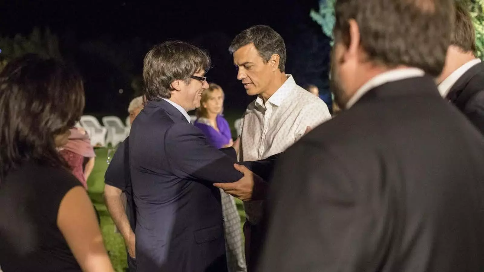 Carles Puigdemont i Pedro Sánchez se saluden abans del sopar al Mas Ventós de Palau-Sator