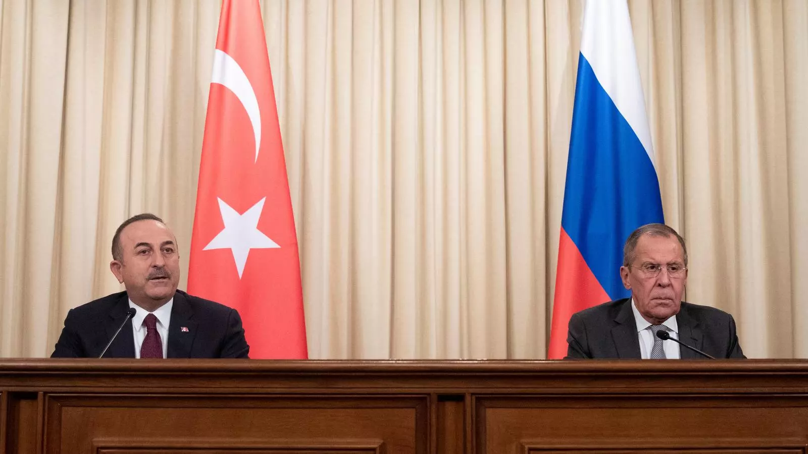 Els ministres d'Excteriors turc, Mevlut Cavusoglu (esquerra), i rus, Sergei Lavrov, van ser els amfitrions de la cimera entre les dues faccions de Líbia a Moscou el 13 de gener.